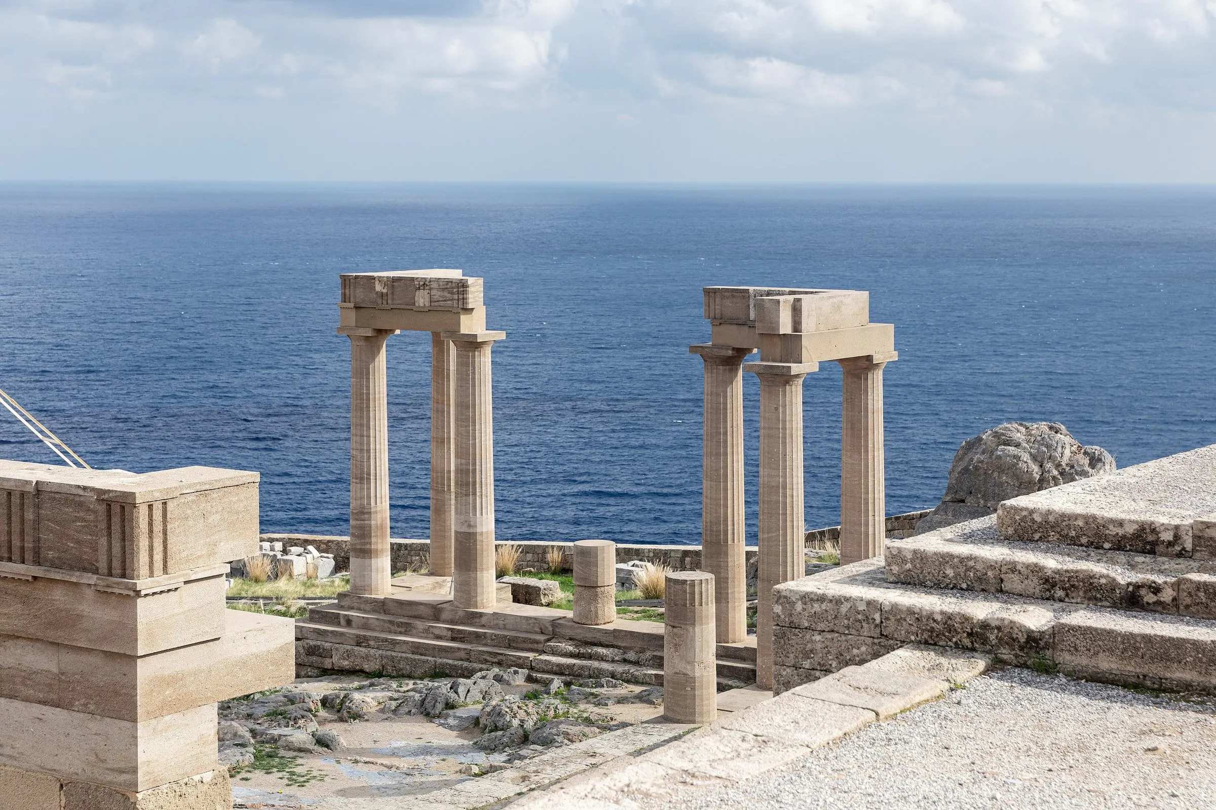 Säulenreste des Tempels der Athena Lindia auf der Akropolis von Lindos mit Blick auf das Meer