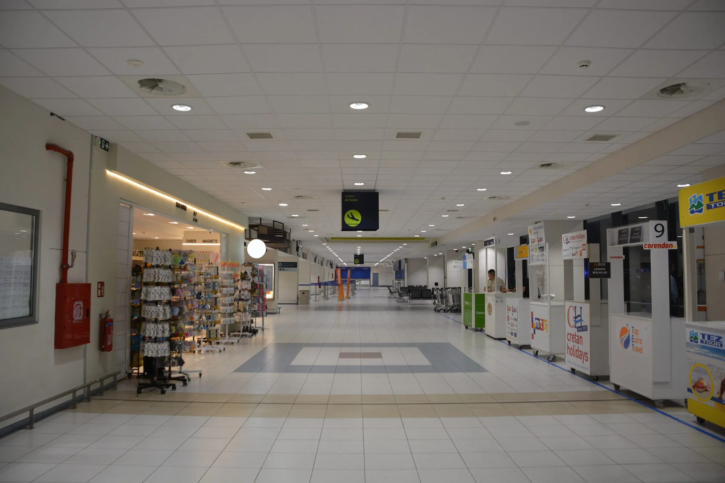 Leere Ankunftshalle mit Geschäften im Terminal des Flughafens Rhodos