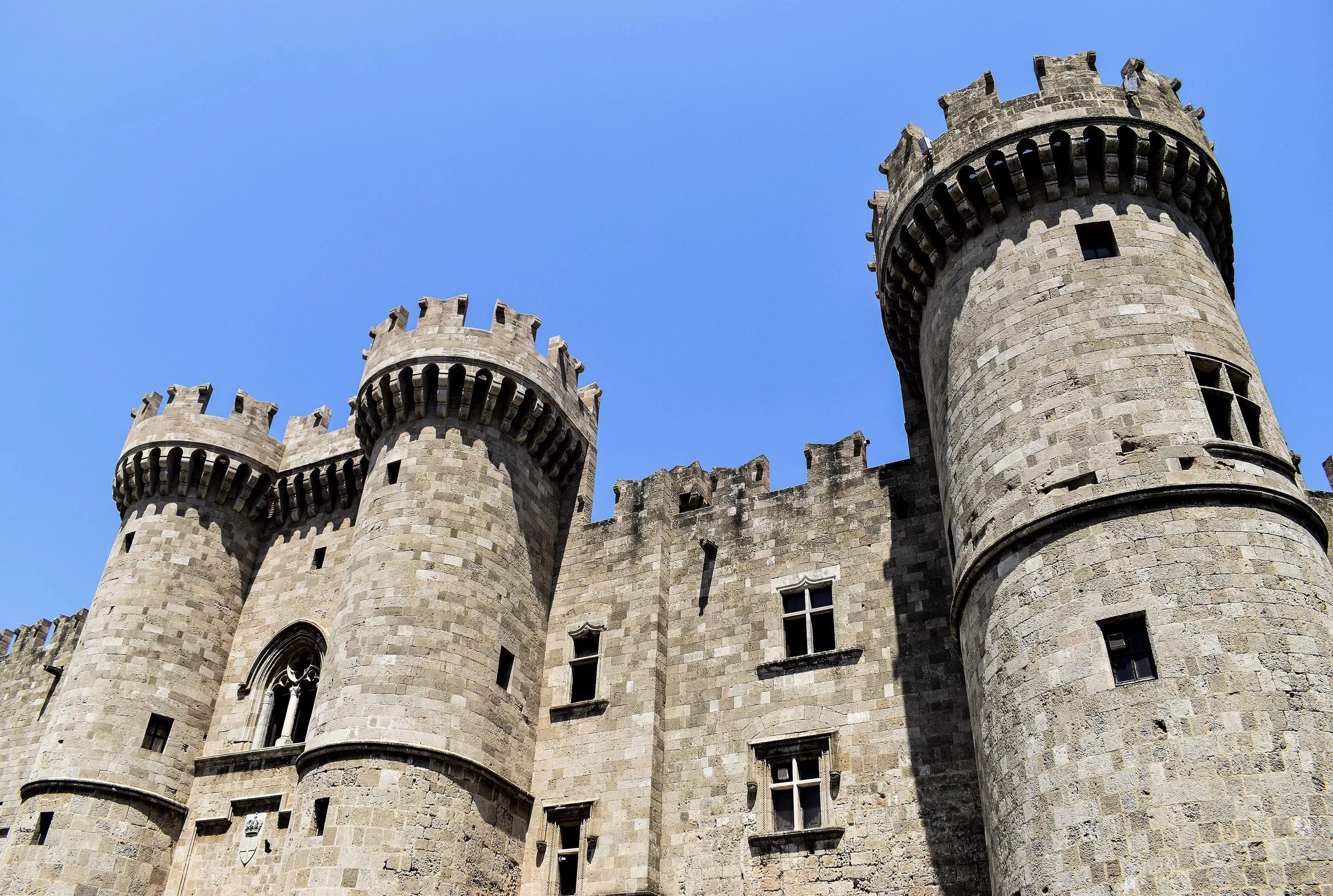 Türme und Zinnen des Großmeisterpalasts in der Altstadt von Rhodos