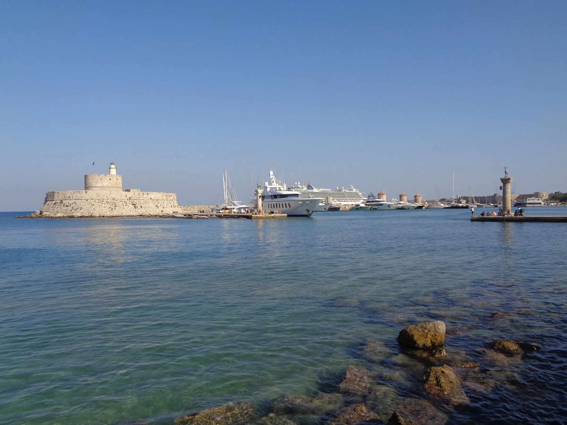 Festung Agios Nikolaos an der Einfahrt zum Mandraki-Hafen mit Yachten und Windmühlen