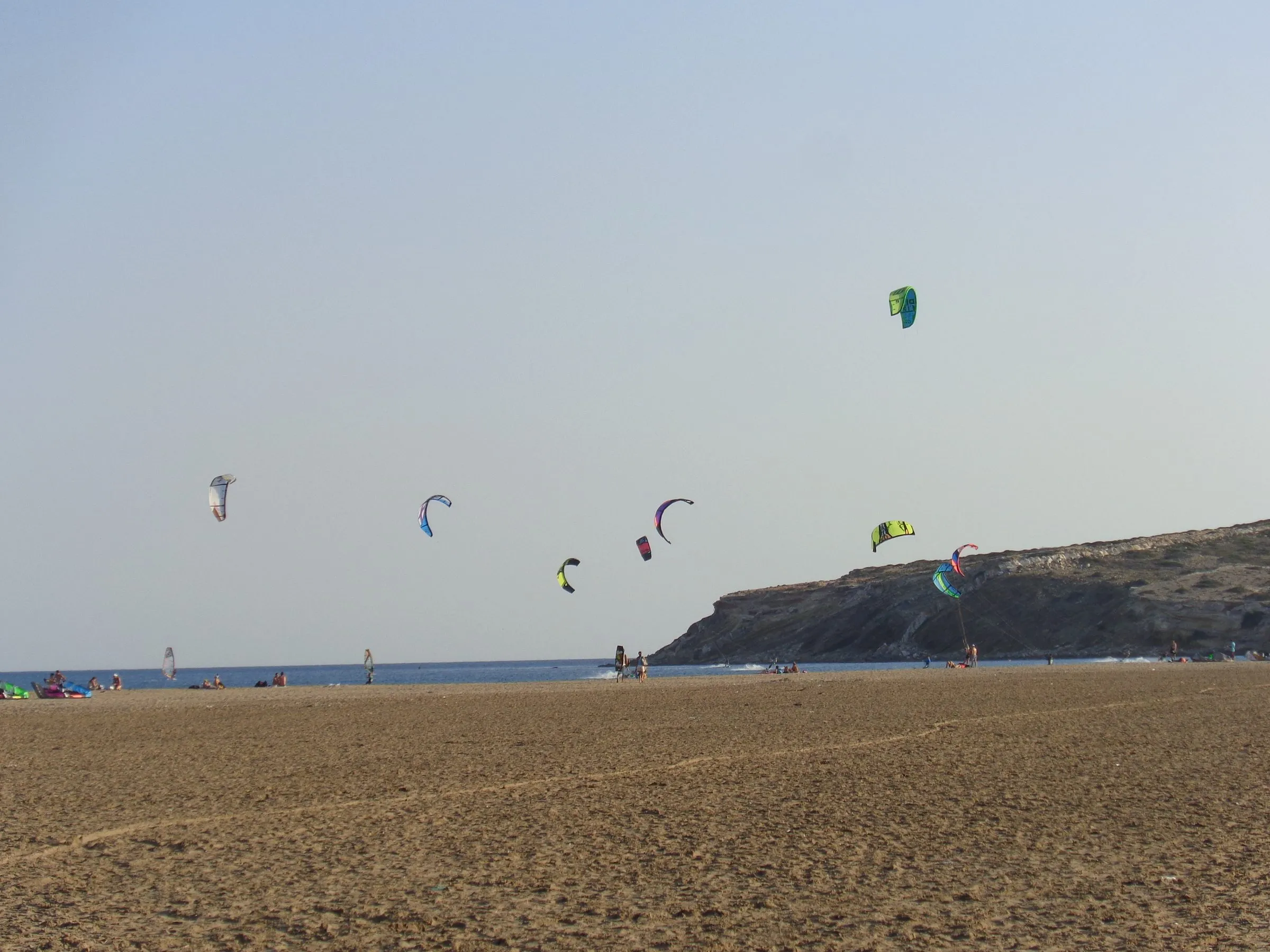 Kitesurfer im Wind vor dem Strand von Prasonisi am Südende von Rhodos