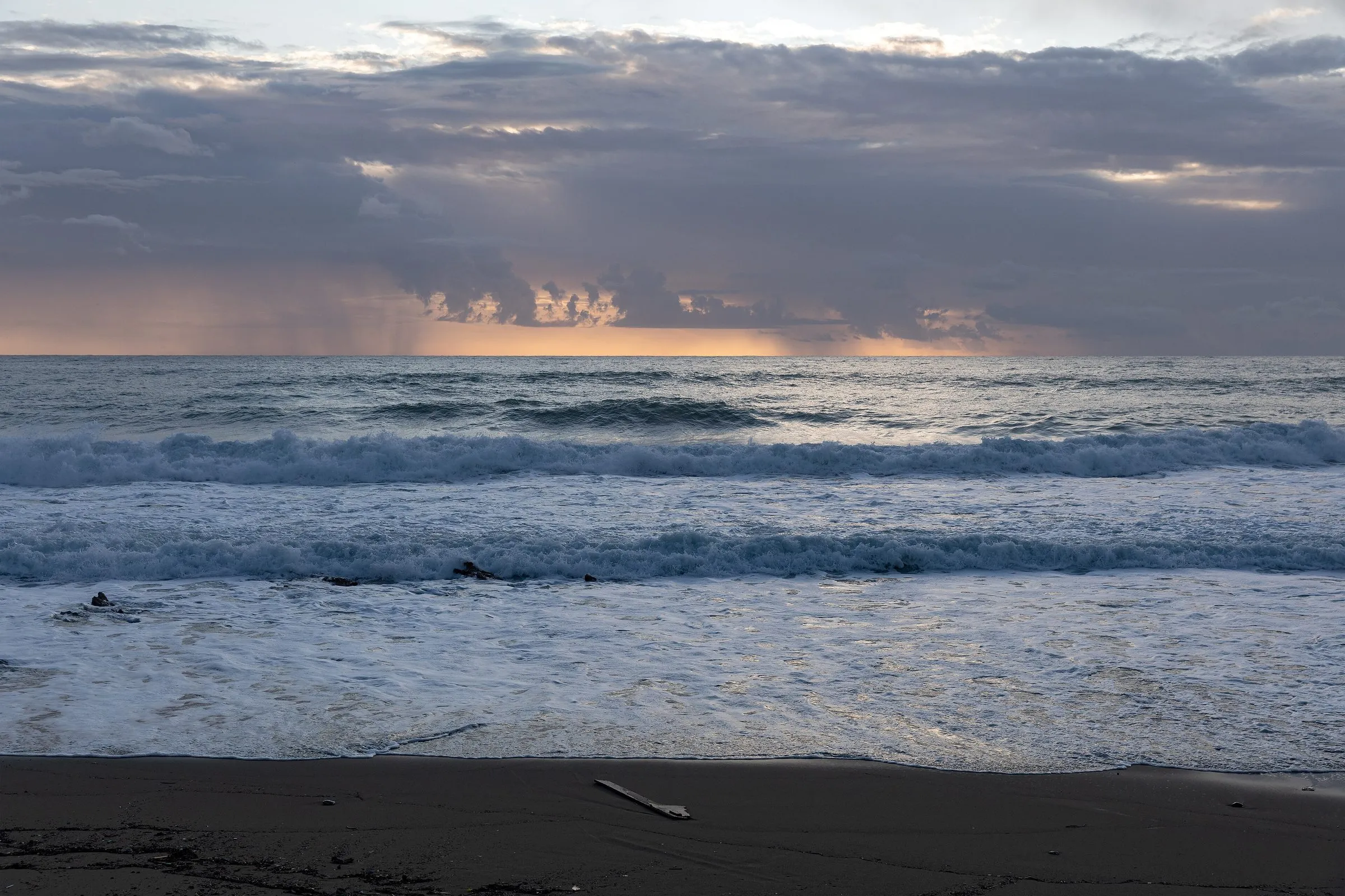Auflandiger Wind und Regenwolken über dem Meer bei Stegna an der Ostküste von Rhodos
